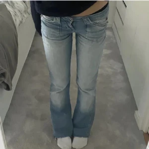 Lågmidjade jeans  - Säljer ett par jättesnygga jeans som är köpta här på plick, jag fick precis hem dom, säljer då dom var för stora, bilderna är från tjejen som sålde dom innan, tvärs över är dom 38cm och innerbenslängden är 80cm,hör av er för frågor eller funderingar🩷