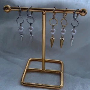 Örhängen  - Köp för 99kr/st eller 185kr paret.  Finns i både silver och guld. Modell 083