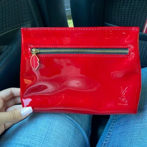 Yves Saint Laurent necessär  - Jätte cool röd lack necessär. Den är i väldigt fint skick. Necessären är äkta och även limited edition. 