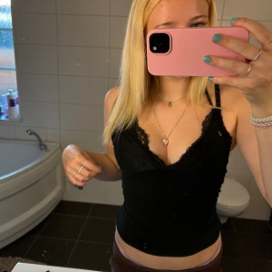 Linne - Svart gulligt linne som inte kommit till användning 