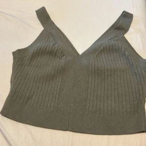 Crop topp - Olivegreen croptopp from HM