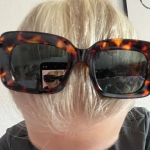solglasögon  - JÄTTEcoola solglasögon köpta secondhand🌞🌞