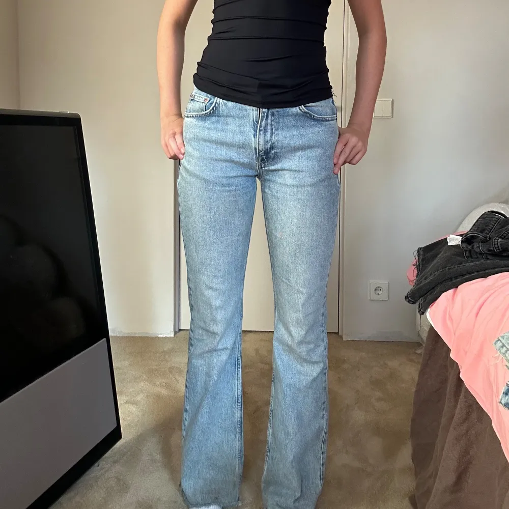 Säljer mina Bootcut mid waist jeans från Gina då dem inte kommer till användning längre. Dem är i bra stick och köptes för 500 kr.. Jeans & Byxor.