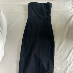 Denim klänning, bikbok storlek S - Super fin denim klänning i mörkgrått med en slit på baksidan. Den är i storlek S och använd en gång!  Tyvärr är den lite för kort på mig för min smak!  Jag är 180,5cm lång för referens!  