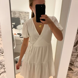 Klänning  - Vit sommarklänning som passar perfekt till en skolavslutning! Använd endast en gång så fint skick. Från Gina tricot i M men passar även S.