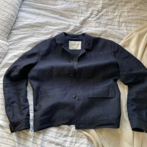 Linnejacka - Linnejacka från Norska märket ”These glory days”. Sjukt stilren å tillbakalutad avicii ahh jacka😎 Mörkblå fårg å perfekt till vår/sommar. Skick 9/10