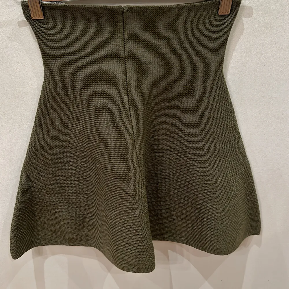 Säljer en militär grön stickad kjol från zara i storlek S.. Kjolar.