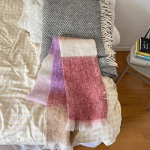 Ull halsduk rosa beige mango - Fin halsduk från mango i ullblanding som är använd fåtal gånger!