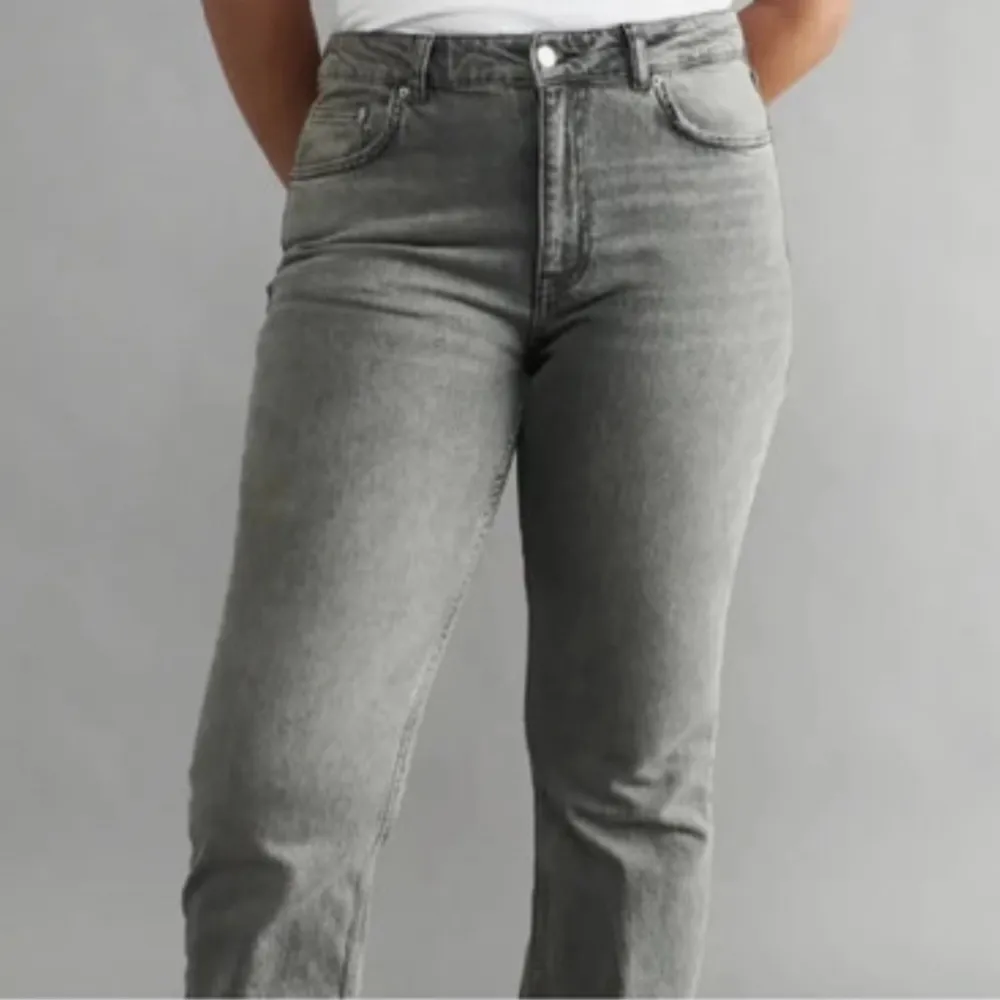 Nya jeans med tags på i Ginas populära flare modell. Snyggaste gråa färgen. Endast testade men blev lite för korta för dottern som är 172cm. Passar nog bäst på någon runt 165-170cm Max. . Jeans & Byxor.