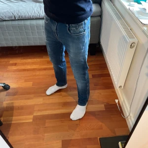 Replay jeans hyperflex - Säljer ett par ruggigt feta jeans från Replay för 499kr. Modell: anbass, Storlek: 31, Skick: 9/10