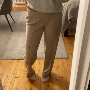 Beiga kostymbyxor  - Beiga jätte fina kostymbyxor som aldrig är använda! 