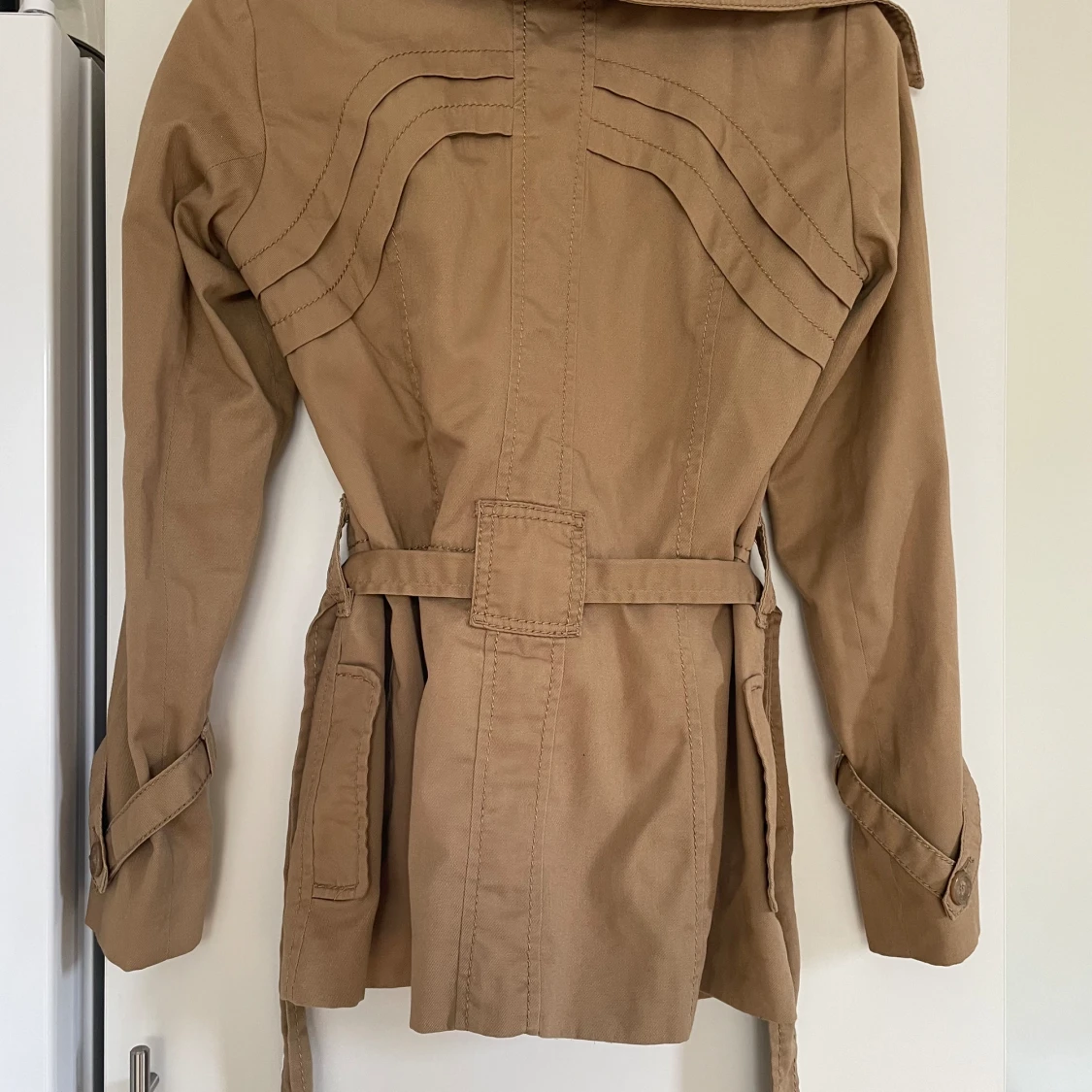 Gullig kort trenchcoat - 90