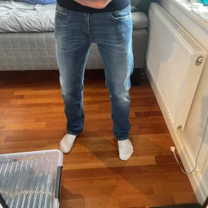 Replay jeans - Säljer ett par sköna Replay jeans för 499kr. Modell: Griver, Storlek: 31, Skick: 8/10