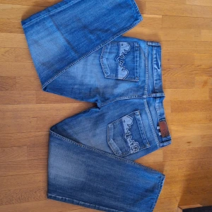 Diesel industry jeans storlek M.  - Inte använda så mycket. Loose fit typ, men lite baggy. 