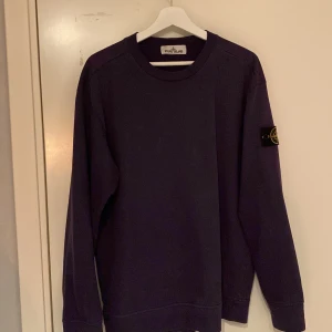 Stone island tröja - Stone island tröja till salu! Tröttnat på denna lila stone island tröjan och vill få sålt den, inga skador med den och är i ett mycket fint skick, pris kan diskuteras vid snabb affär 