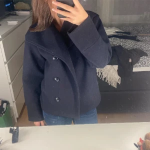 Kappa - Marinblå, aldrig använd med prislapp och extra knapp kvar, stl 146-152 men sitter på mig som Xs/S, hör av er vid frågor❣️