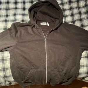 Weekday hel zip - Använd typ 1 gång. Säljer pga använder inte