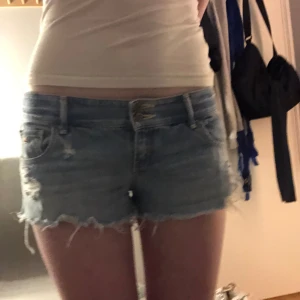 Hollister shorts - Säljer ett par skitsnygga lågmidjade hollistershorts i strl w27! Midjemåttet är 39 cm tvärs över. Perfekta till sommaren💞Säljer för att de är liiite stora p mig. Är inte säker på om jag vill säga så skriv vad ni kan betala för dom🙏😻