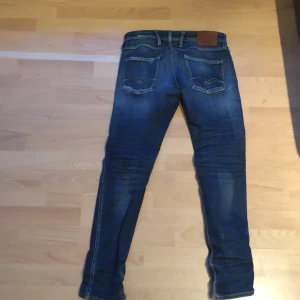 Replay  - Ett par replay Jeans bra skick o sköna och storleken e 28/32 och passar bra om man e runt 175