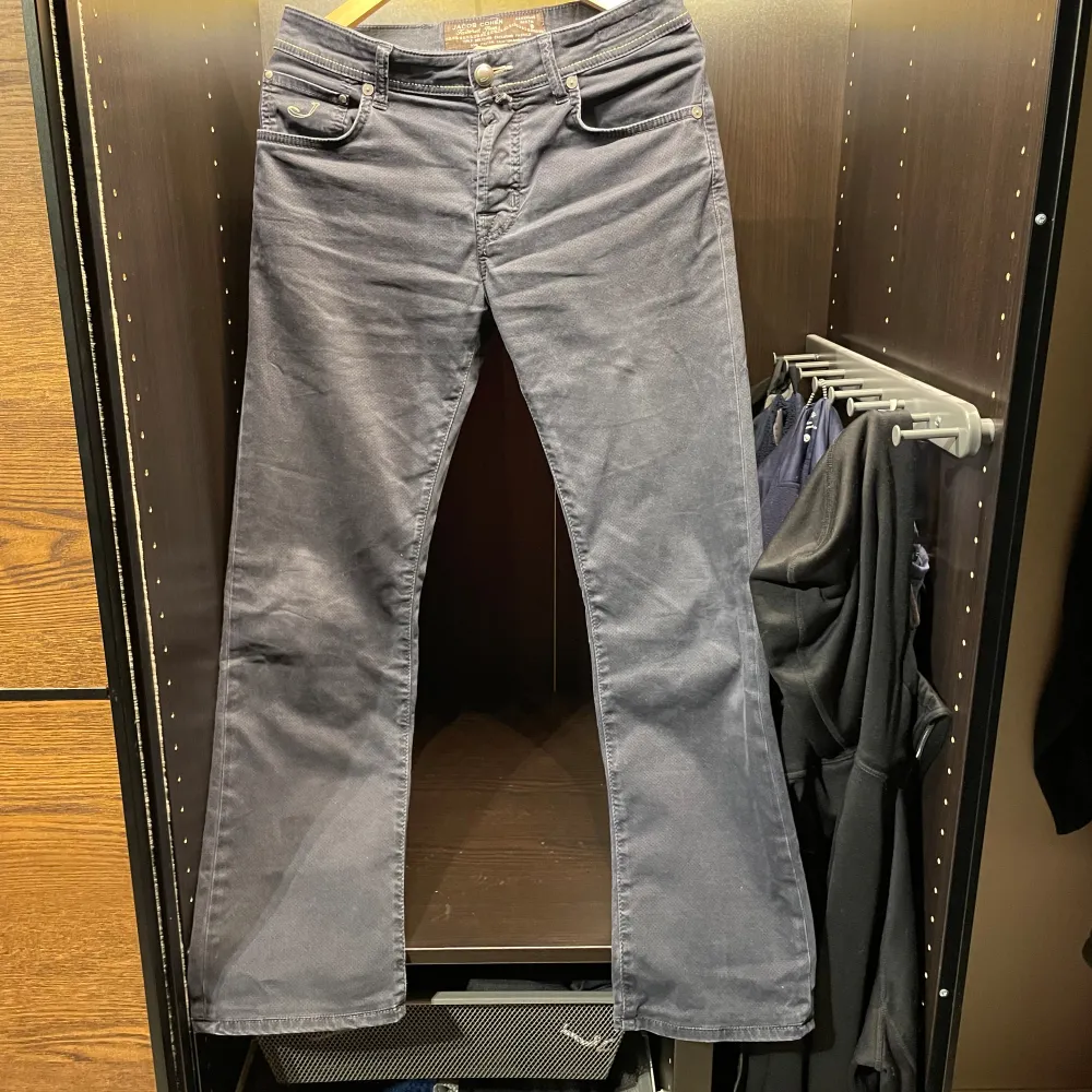 Hetaste jeansen på marknaden just nu. Ett par jacob cohen jeans i mörkblå färg. Nypris 5399 mitt pris 899 Storlek W33 | Skick 10/10. Jeans & Byxor.