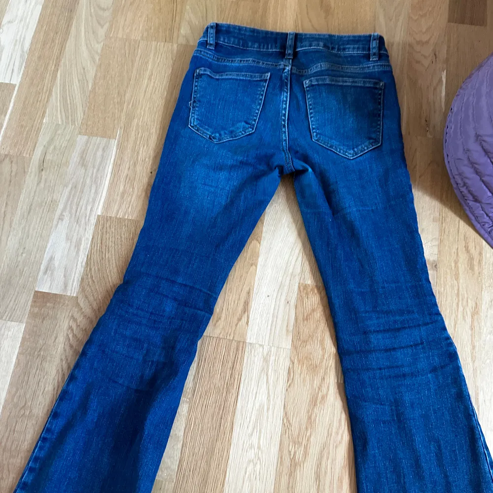 LOW Rise Bootcut barn jeans från Lindex i nyskick. Säljer pga för små,knappt använda. Nypris 350kr.Köparen står för frakt. Jeans & Byxor.