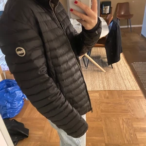 Colmar jacka  - Använda med ett litet hål. Skriv för frågor eller funderingar🥰