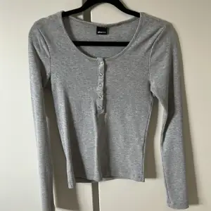 Säljer denna gråa tröja från ginatricot i storlek s, änvänder inte!💕