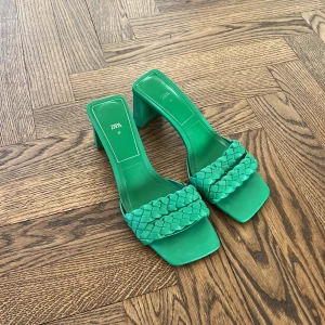 gröna klackar ZARA 38 - Gröna klackar i storlek 38, passar även storlek 39. Sköna att gå i pga bred klack. 