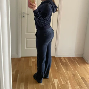 Juicy Couture sett - Byxor storlek S, tröja storlek M. Har också en till jucie tröja samma färg storlek xs. Nästan helt oanvänt då jag bytte stil rätt snabbt. Köpte för 1900 men säljer allt som allt (byxor+tröja) för 1000. Bara tröjan 600kr, bara byxan 500kr 