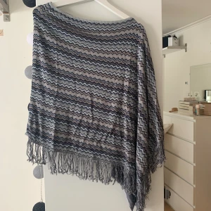 Zick Zack poncho - Missoni liknande poncho från Isay. Super snygg men använder aldrig. Storlek S