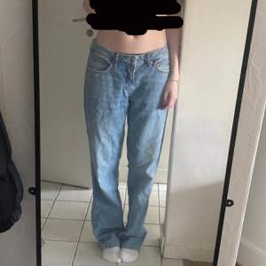 Fina ljusblå jeans från lager 157. Modellen icon. Lite slitna i hälarna. Köpt för 400 kr. Har ett par likadana i svart på min profil!! ❤️‍🔥