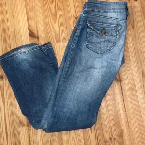 Säljer mina sjukt snygga Lee jeans som är väldigt lågmidjade och bootcut! Älskar de unika detaljerna på de 😻lite defekter nederst i byxorna , tecken efter att man har gått ned dom lite. Skriv för fler frågor eller bilder! 