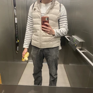 Moncler väst - Krämvit Moncler väst, size 4(sitter som en L), nyskick och inga tecken på defekter