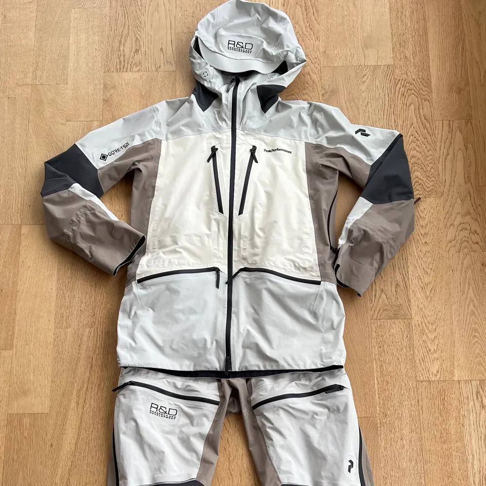 Otroligt fint ställ Peak Performance Vertical GORE-TEX Pro 3L. Använd under denna vintersäsongen. Nypris 15 000kr Storlek Jacka: M Storlek Byxor: L. Jackor.