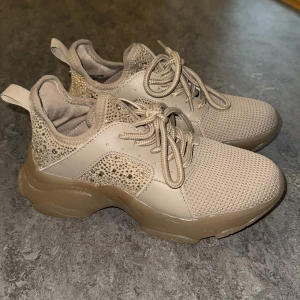 Steve Madden skor - Jag säljer dessa skor då de inte kommer till användning. Jättefina beiga med stenar på, köpta i USA i Florida. Strl 36. Max använda 1 gång.