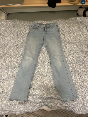 Ljusblåa Gina Tricot jeans  - Jättegulliga, använda flera gånger, lite slitna i hälen