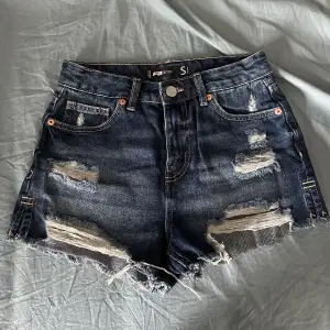 Säljer mina oanvända shorts från New Yorker då dom är för små💗 skit snygga med liten slits på sidorna💗 skulle nog säga att de är lite mindre i storleken så passar nog 34 också 😄 Skriv för fler frågor och funderingar🫶 