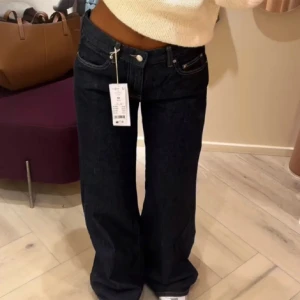 Mörkblå jeans - Mörkblåa lågmidjade jeans från Gina tricot. Bilder är lånade. Använda ett fåtal gånger med bra skick!