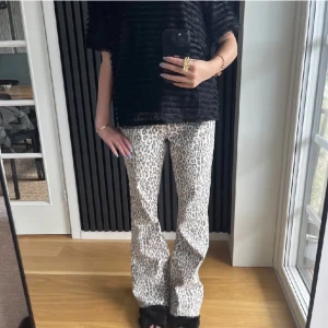 Leopard Jeans - Säljer mina leopard jeans som är köpta för längesen. De är i storlek 32, passar mig som har 34. Första bilden är lånad!
