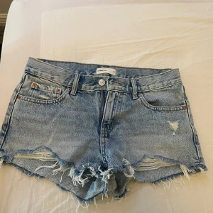 Lågmidjade jeansshorts  - Jättesnygga jeansshorts från Gina som jag köpta i somras men är tyvärr för små nu så därav säljer jag dom