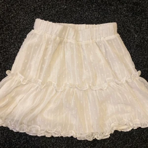 Vit kjol  - Jätte fin kjol till sommaren💞Aldrig använd så inga defekter. Bra passform är 157 och är perfekt längd💞skriv jättegärna för mer frågor eller bilder ✨