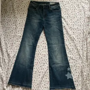 Ett par ascoola crocker jeans med stjärnor!⭐️ Midjemåttet är ca 71cm och innerbenslängden är ca 70cm✨ Dom är köpta här på plick men tyvärr var de för korta på mig , därför aldrig använda av mig. Köpta för 250kr🫶