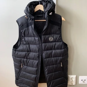 Alessandro Zavetti (väst) - Hej nu säljer jag min Alessandro Zavetti väst eftersom den är för liten för mig. Den är storlek M och passar perfekt till vår/höst. Hör av er om pris eller funderingar😊