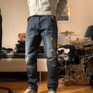 Säljer dessa slim fit jeans i som är nästan helt nya. Coola mönster och urtvättad design. Måtten: Total Längd: 103 cm, Ben från gren 79 cm, Midja tvärs över: 46 cm. Tveka inte vid förslag av pris och frågor!
