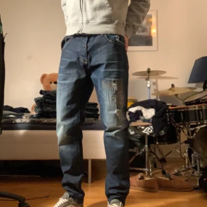Zara Man Jeans - Säljer dessa slim fit jeans i som är nästan helt nya. Coola mönster och urtvättad design. Måtten: Total Längd: 103 cm, Ben från gren 79 cm, Midja tvärs över: 46 cm. Tveka inte vid förslag av pris och frågor!