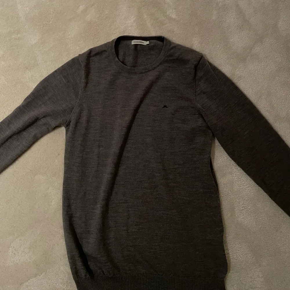 Säljer min snygga j.Lindeberg tröja i merinoull. Den är grå men inte riktigt så grå som den ser ut o vara på första bilden. Den är använd 2-3 gånger.. Stickat.