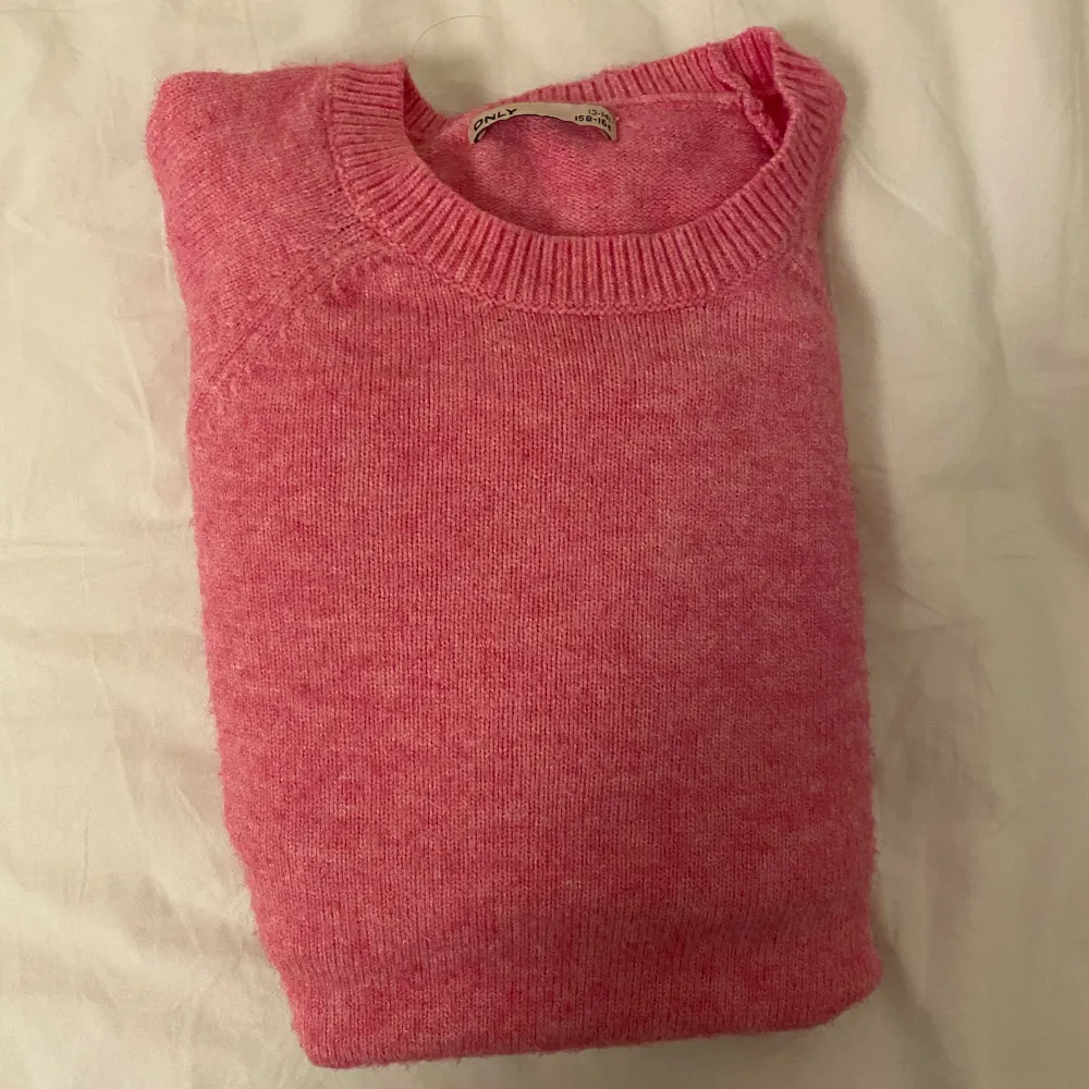  En snygg rosa stickad tröja är bra skick. . Stickat.