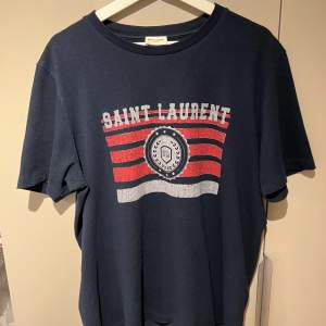 Säljer denna eftertraktade tshirten från saint Laurent. Som ny, använd 2 ggr. Storlek L passar lite mindre. Tags medföljer vid köp.