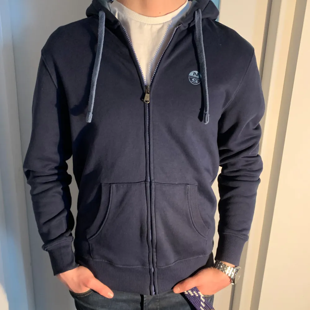 Tja säljer denna snygga fullzip tröja som är i färgen blå och är i storlek small och modellen på bilden är ca 180 lång.  Skick: 8/10 inga hål eller fläckar men den är använd, men är i ett väldigt gott skick fortfarande och ny pris är ca 1000kr . Hoodies.