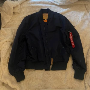 Alpha Industries Bomber Jacka - Säljer min blåa Alpha Industries bomber jacka som jag köpte för 3200 på NK pga av att jag inte har plats i garderoben🫶Jackan har ett riktigt bra skick och är fortfarande vattentät. Skriv ifall du undrar något så svarar jag gärna💕💌 